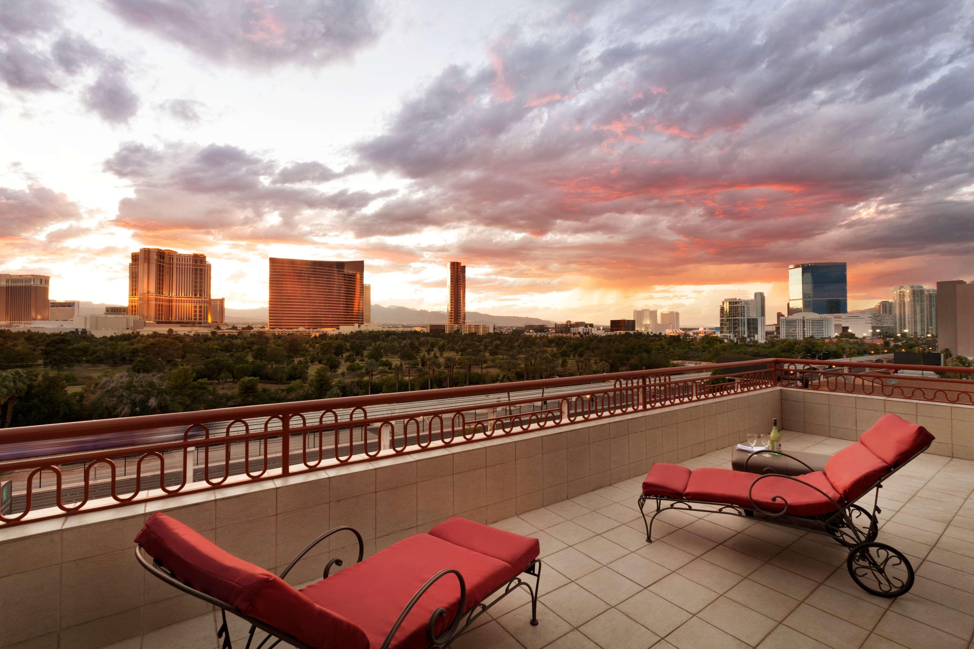 Embassy Suites By Hilton Convention Center Лас Вегас Екстериор снимка