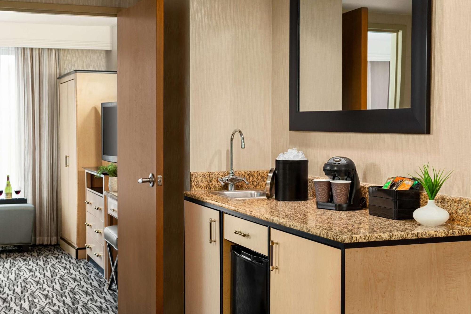 Embassy Suites By Hilton Convention Center Лас Вегас Екстериор снимка